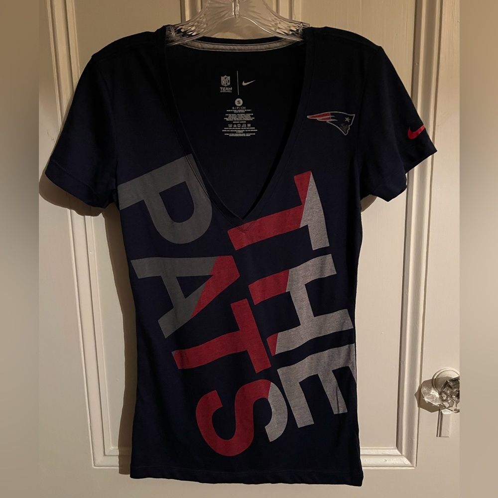 Women's New England Patriots V neck T, size S